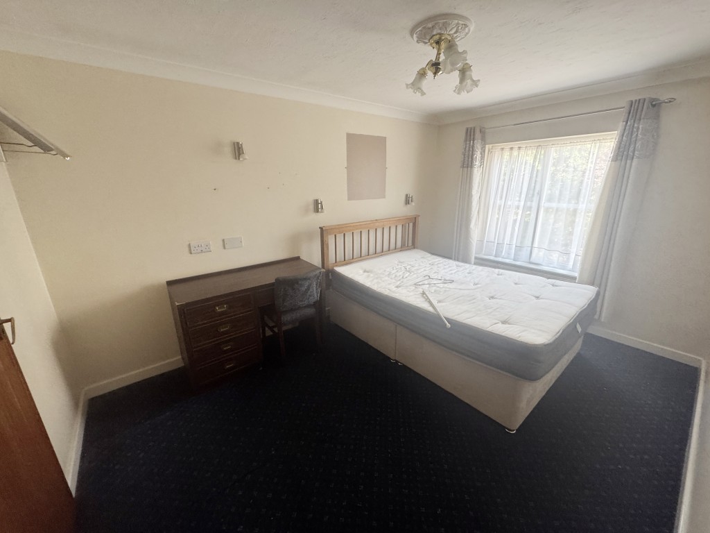Lot: 80 - SUBSTANTIAL FOURTEEN-BEDROOM HOTEL AND INN CLOSE TO DARTMOOR NATIONAL PARK - Guest bedroom three